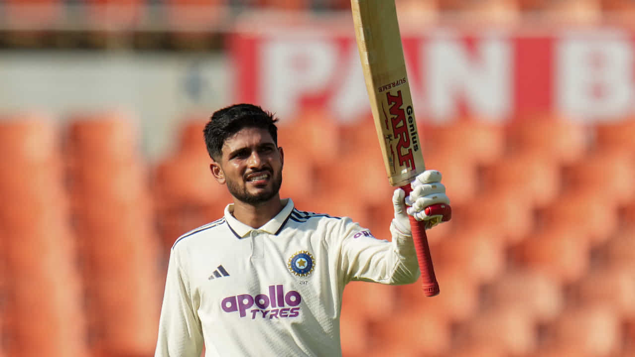 ಐಸಿಸಿ ಬಿಡುಗಡೆ ಮಾಡಿರುವ ನೂತನ ಟೆಸ್ಟ್ ಬ್ಯಾಟ್ಸ್ಮನ್ಗಳ ಶ್ರೇಯಾಂಕದಲ್ಲಿ ಟೀಂ ಇಂಡಿಯಾ ನಾಯಕ ಶುಭ್ಮನ್ ಗಿಲ್ ಮುಂಬಡ್ತಿ ಪಡೆದಿದ್ದಾರೆ. ಅಫ್ಘಾನಿಸ್ತಾನ ವಿರುದ್ಧದ ಏಕೈಕ ಟೆಸ್ಟ್ ಪಂದ್ಯದಲ್ಲಿ 126 ರನ್ಗಳ ಶತಕದ ಇನ್ನಿಂಗ್ಸ್ ಆಡಿದ್ದ ಗಿಲ್ಗೆ ಐಸಿಸಿ ರ್ಯಾಂಕಿಂಗ್ನಲ್ಲಿ ಟಾಪ್ 10 ರೊಳಗೆ ಅಂದರೆ 8 ನೇ ಸ್ಥಾನ ಸಿಕ್ಕಿದೆ. ಈ ಮೊದಲು 10ನೇ ಸ್ಥಾನದಲ್ಲಿದ್ದ ಗಿಲ್, ಇದೀಗ ಇಬ್ಬರು ಆಟಗಾರನನ್ನು ಹಿಂದಿಕ್ಕಿದ್ದಾರೆ (PC-PTI).