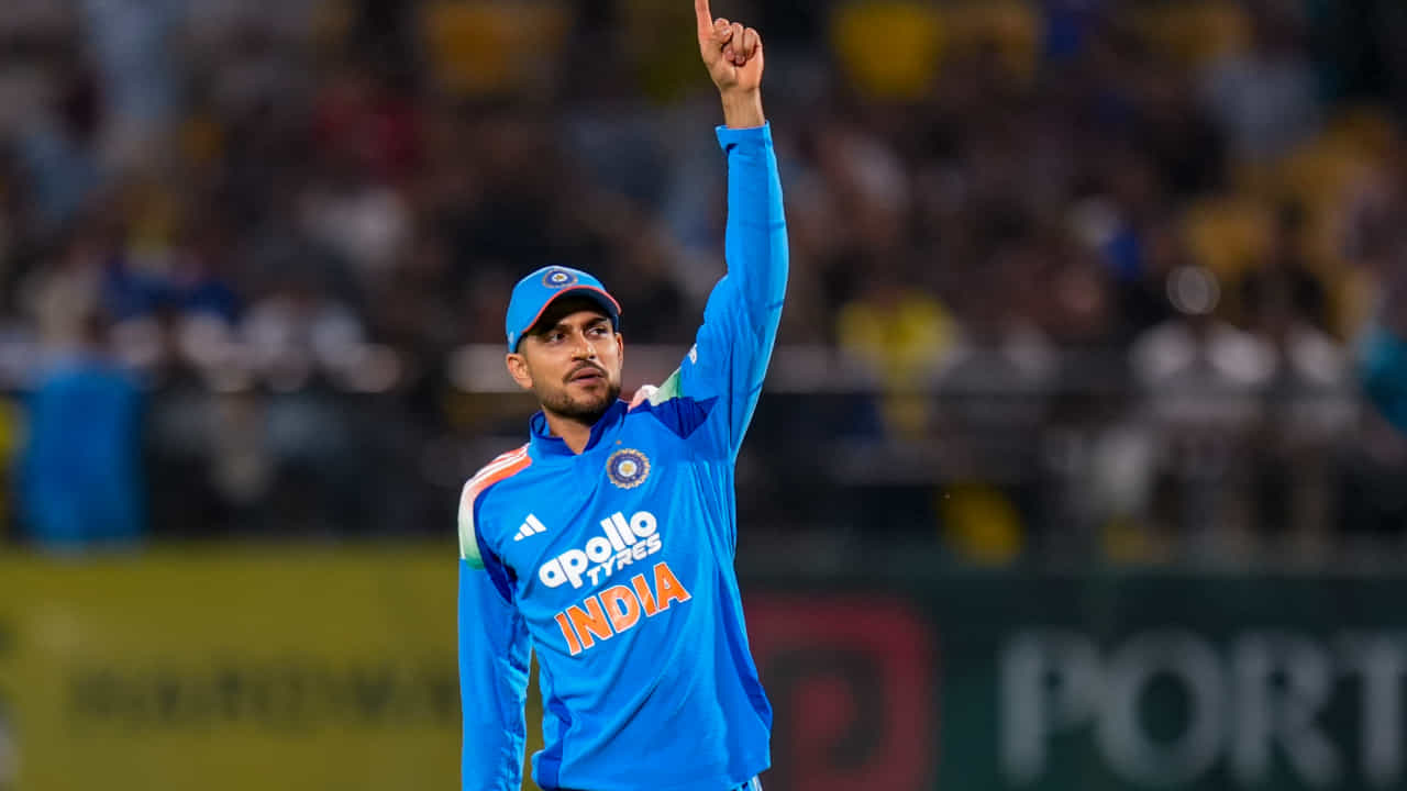 ಐಸಿಸಿ ಬಿಡುಗಡೆ ಮಾಡಿರುವ ಇತ್ತೀಚಿನ ಏಕದಿನ ಶ್ರೇಯಾಂಕ ಪಟ್ಟಿಯಲ್ಲಿ ಟೀಂ ಇಂಡಿಯಾದ ಆಟಗಾರರ ಪ್ರಾಬಲ್ಯ ಮುಂದುವರೆದಿದೆ. ಅಫ್ಘಾನಿಸ್ತಾನ ವಿರುದ್ಧದ ಏಕದಿನ ಸರಣಿಯಲ್ಲಿ ಗಮನಾರ್ಹ ಪ್ರದರ್ಶನ ನೀಡಿದ ಆಟಗಾರರೆಲ್ಲ ನೂತನ ರ್ಯಾಂಕಿಂಗ್ ಪಟ್ಟಿಯಲ್ಲಿ ಮುಂಬಡ್ತಿ ಪಡೆದಿದ್ದಾರೆ. ಅದರಲ್ಲೂ ನಾಯಕನಾಗಿ ಮಾತ್ರವಲ್ಲದೆ ಆಟಗಾರನಾಗಿಯೂ ಅಫ್ಘಾನಿಸ್ತಾನದ ವಿರುದ್ಧ ಅಬ್ಬರಿಸಿದ್ದ ಶುಭ್ಮನ್ ಗಿಲ್, ಏಕದಿನ ರ್ಯಾಂಕಿಂಗ್ನಲ್ಲಿ ಕಿಂಗ್ ಕೊಹ್ಲಿಯನ್ನು ಹಿಂದಿಕ್ಕಿದ್ದಾರೆ (PC-PTI).