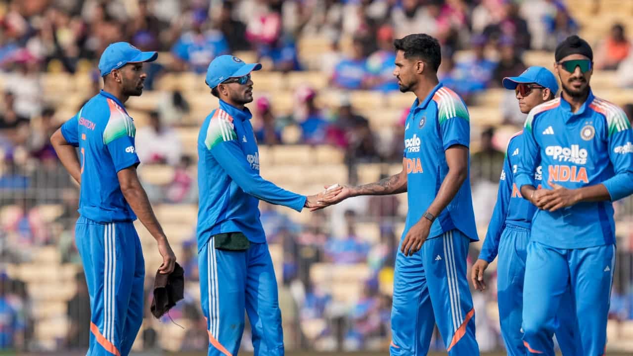 ಭಾರತದ ಯುವ ವೇಗಿ ಗುರ್ನೂರ್ ಬ್ರಾರ್ ತಮ್ಮ ಚೊಚ್ಚಲ ಅಂತರರಾಷ್ಟ್ರೀಯ ಸರಣಿಯಲ್ಲಿ ಅಮೋಘ ಪ್ರದರ್ಶನ ನೀಡಿದ್ದಾರೆ. ಅಫ್ಘಾನಿಸ್ತಾನ ವಿರುದ್ಧದ ಮೂರು ಪಂದ್ಯಗಳ ಏಕದಿನ ಸರಣಿಯಲ್ಲಿ ಗಮನಾರ್ಹ ಪ್ರದರ್ಶನ ನೀಡಿದ ಗುರ್ನೂರ್ ಬ್ರಾರ್ ಯಾವುದೇ ಭಾರತೀಯ ಬೌಲರ್ ತಮ್ಮ ಏಕದಿನ ಚೊಚ್ಚಲ ಸರಣಿಯಲ್ಲಿ ಇದುವರೆಗೆ ಮಾಡಲು ಸಾಧ್ಯವಾಗದ ಗಮನಾರ್ಹ ದಾಖಲೆಯನ್ನು ನಿರ್ಮಿಸಿದ್ದಾರೆ (PC-PTI).