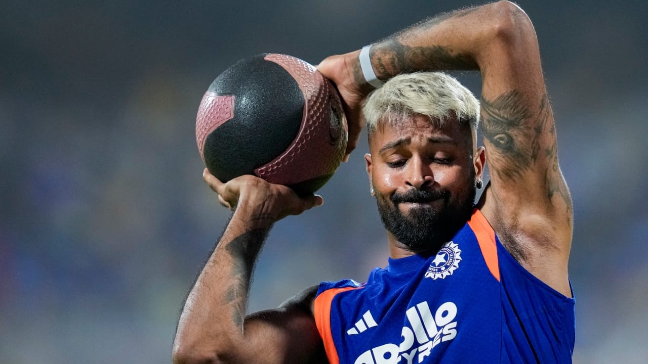 ಗಾಯದಿಂದ ಬಳಲುತ್ತಿರುವ ಹಾರ್ದಿಕ್ ಪಾಂಡ್ಯ ರಿಹ್ಯಾಬ್ಗಾಗಿ ಮುಂದಿನ ಎರಡು ವಾರಗಳನ್ನು ಬೆಂಗಳೂರಿನಲ್ಲಿರುವ ಬಿಸಿಸಿಐನ ಸೆಂಟರ್ ಆಫ್ ಎಕ್ಸಲೆನ್ಸ್ನಲ್ಲಿ ಕಳೆಯಬೇಕಾಗಬಹುದು. ಇದಕ್ಕೆ ಪೂರಕವಾಗಿ ಪಾಂಡ್ಯ ಕೂಡ ಪ್ರಸ್ತುತ ಬೆಂಗಳೂರಿನಲ್ಲಿರುವ ವಿಡಿಯೋ ಹಾಗೂ ಫೋಟೋಗಳು ಸೋಶಿಯಲ್ ಮೀಡಿಯಾದಲ್ಲಿ ವೈರಲ್ ಆಗುತ್ತಿವೆ. ಪಾಂಡ್ಯ ಬದಲಿಯಾಗಿ ಬಿಸಿಸಿ ಇನ್ನು ಯಾವುದೇ ಆಟಗಾರನನ್ನು ತಂಡಕ್ಕೆ ಆಯ್ಕೆ ಮಾಡಿಲ್ಲ (PC-PTI).