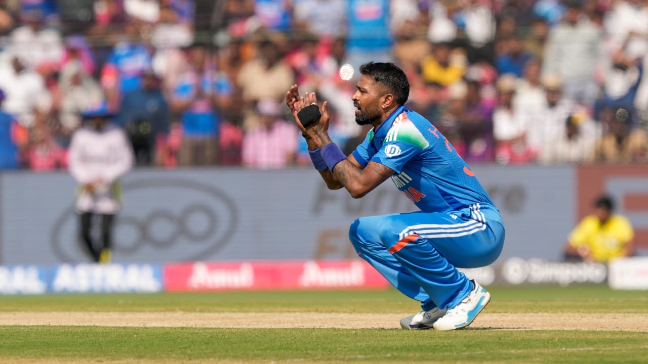 ಭಾರತ ಹಾಗೂ ಅಫ್ಘಾನಿಸ್ತಾನ ನಡುವಿನ ಮೂರು ಪಂದ್ಯಗಳ ಏಕದಿನ ಸರಣಿ ಇದೇ ಜೂನ್ 13 ರಿಂದ ಆರಂಭವಾಗಲಿದೆ. ಮೊದಲ ಏಕದಿನ ಪಂದ್ಯ ಧರ್ಮಶಾಲಾದಲ್ಲಿ ನಡೆಯಲಿದೆ. ಈ ಪಂದ್ಯಕ್ಕಾಗಿ ಉಭಯ ತಂಡಗಳು ಕೂಡ ತಯಾರಿಯಲ್ಲಿ ತೊಡಗಿವೆ. ಆದರೆ ಸರಣಿ ಆರಂಭಕ್ಕೂ ಮುನ್ನವೇ ಕೊಹ್ಲಿಯ ಅನುಪಸ್ಥಿತಿ ತಂಡಕ್ಕೆ ಆಘಾತ ನೀಡಿತ್ತು. ಇದೀಗ ಕೊಹ್ಲಿ ಜೊತೆಗೆ ಹಾರ್ದಿಕ್ ಪಾಂಡ್ಯ ಕೂಡ ಸರಣಿಯಿಂದ ಹೊರಬಿದ್ದಿದ್ದಾರೆ ಎಂದು ವರದಿಯಾಗಿದೆ (PC-PTI).