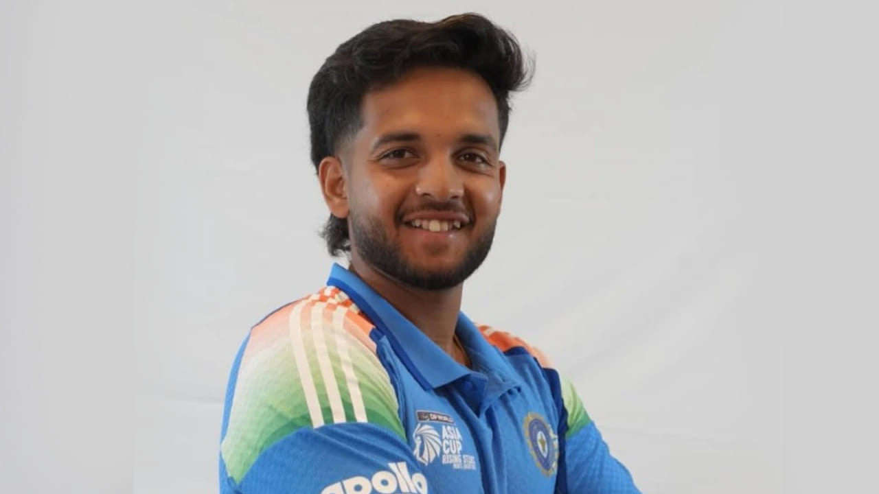 ಹರ್ಷ್ ದುಬೆ: ಅಫ್ಘಾನಿಸ್ತಾನ್ ವಿರುದ್ಧದ 3 ಪಂದ್ಯಗಳ ಏಕದಿನ ಸರಣಿಯ ಮೂಲಕ ಟೀಮ್ ಇಂಡಿಯಾಗೆ ಪಾದಾರ್ಪಣೆ ಮಾಡಿದ್ದ ಹರ್ಷ್ ದುಬೆಯನ್ನು ಕೂಡ ಇಂಗ್ಲೆಂಡ್ ಸರಣಿಯಿಂದ ಕೈ ಬಿಡಲಾಗಿದೆ. ಅವರ ಬದಲಿಗೆ ಅನುಭವಿ ಆಲ್​ರೌಂಡರ್ ಅಕ್ಷರ್ ಪಟೇಲ್ ತಂಡದಲ್ಲಿ ಸ್ಥಾನ ಪಡೆದಿದ್ದಾರೆ. (PC: BCCI)