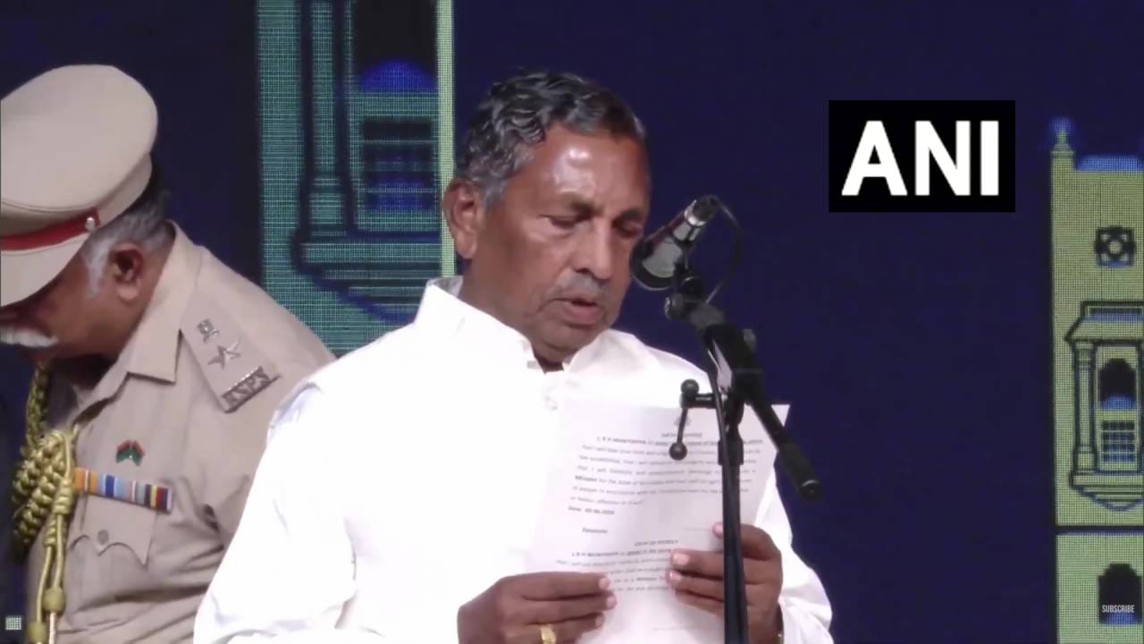ಕೆ.ಎಚ್. ಮುನಿಯಪ್ಪ ಸಂಪುಟ ದರ್ಜೆ ಸಚಿವರಾಗಿ ಪ್ರಮಾಣವಚನ ಸ್ವೀಕರಿಸಿದರು. 74 ವರ್ಷದ ಕೆ.ಹೆಚ್.ಮುನಿಯಪ್ಪ ದೇವರ ಹೆಸರಿನಲ್ಲಿ ಪ್ರಮಾಣವಚನ ಸ್ವೀಕರಿಸಿದರು. ಬಳಿಕ ಮಾತನಾಡಿದ ಅವರು ಮತ್ತೊಮ್ಮೆ ಸಚಿವ ಸ್ಥಾನ ನೀಡಿದ್ದಕ್ಕೆ ಧನ್ಯವಾದ ಹೇಳಿದ್ದಾರೆ.
