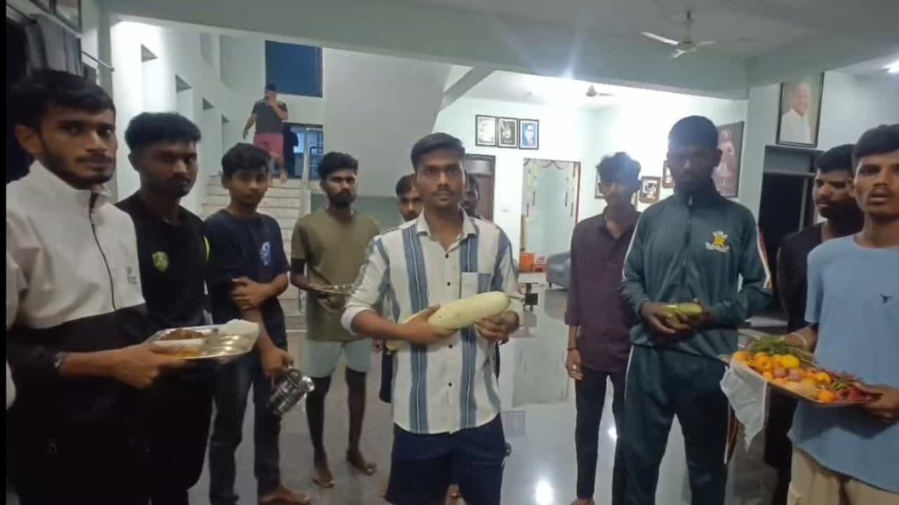 ಹಾಸ್ಟೆಲ್‌ನಲ್ಲಿ ಕಳಪೆ ಗುಣಮಟ್ಟದ ಆಹಾರ ವಿತರಣೆ: ಕೊಳೆತ ತರಕಾರಿ ಸಮೇತ ಶಾಸಕರ ಮನೆಗೆ ಬಂದು ವಿದ್ಯಾರ್ಥಿಗಳಿಂದ ದೂರು
