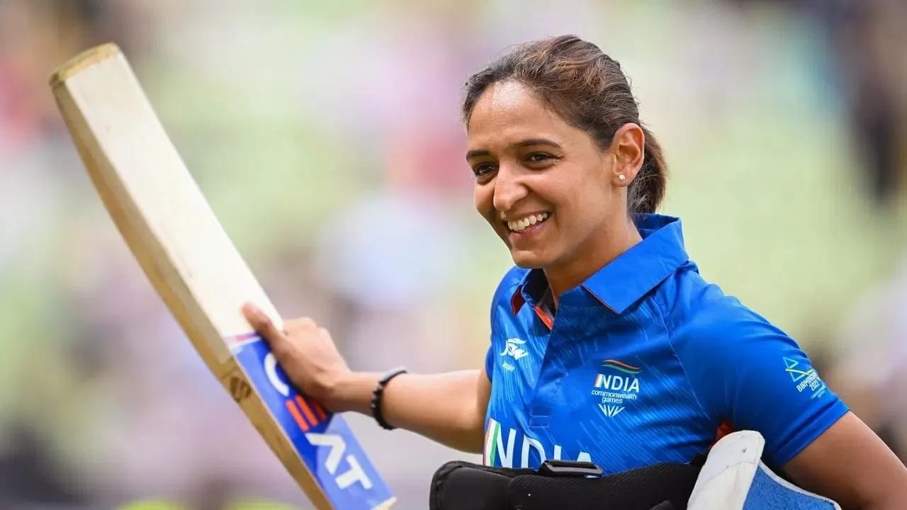 ಇದಕ್ಕೂ ಮುನ್ನ ಈ ದಾಖಲೆ ಟೀಮ್ ಇಂಡಿಯಾ ನಾಯಕಿ ಹರ್ಮನ್ಪ್ರೀತ್ ಕೌರ್ ಹೆಸರಿನಲ್ಲಿತ್ತು. ಭಾರತದ ಪರ 177 ಟಿ20 ಇನಿಂಗ್ಸ್ ಆಡಿರುವ ಹರ್ಮನ್ ಒಟ್ಟು 86 ಸಿಕ್ಸ್ ಸಿಡಿಸುವ ಮೂಲಕ ಈ ದಾಖಲೆ ನಿರ್ಮಿಸಿದ್ದರು. ಇದೀಗ ಸ್ಮೃತಿ ಮಂಧಾನ ಈ ದಾಖಲೆ ಮುರಿದಿದ್ದಾರೆ. (PC: BCCI)