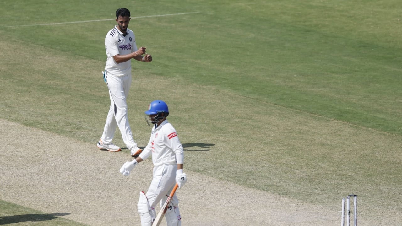 ಈ ಪಂದ್ಯದಲ್ಲಿ ಅಫ್ಘಾನಿಸ್ತಾನದ ಬ್ಯಾಟಿಂಗ್ ಅತ್ಯಂತ ಕಳಪೆಯಾಗಿತ್ತು. ಅಫ್ಘನ್ ಪರ ಮೊದಲ ಇನ್ನಿಂಗ್ಸ್‌ನಲ್ಲಿ ಅರ್ಧಶತಕ ಗಳಿಸಿದ ಏಕೈಕ ಬ್ಯಾಟ್ಸ್‌ಮನ್ ರಹಮತ್ ಶಾ, ಎರಡನೇ ಇನ್ನಿಂಗ್ಸ್‌ನಲ್ಲಿ ಯಾವುದೇ ಬ್ಯಾಟ್ಸ್‌ಮನ್ ಅರ್ಧಶತಕ ಗಳಿಸಲು ಸಾಧ್ಯವಾಗಲಿಲ್ಲ. ಎರಡನೇ ಇನ್ನಿಂಗ್ಸ್‌ನಲ್ಲಿ ಕೇವಲ ಮೂವರು ಬ್ಯಾಟ್ಸ್‌ಮನ್‌ಗಳು ಮಾತ್ರ ಎರಡಂಕಿಯ ರನ್ ಗಳಿಸಿದರು. 
