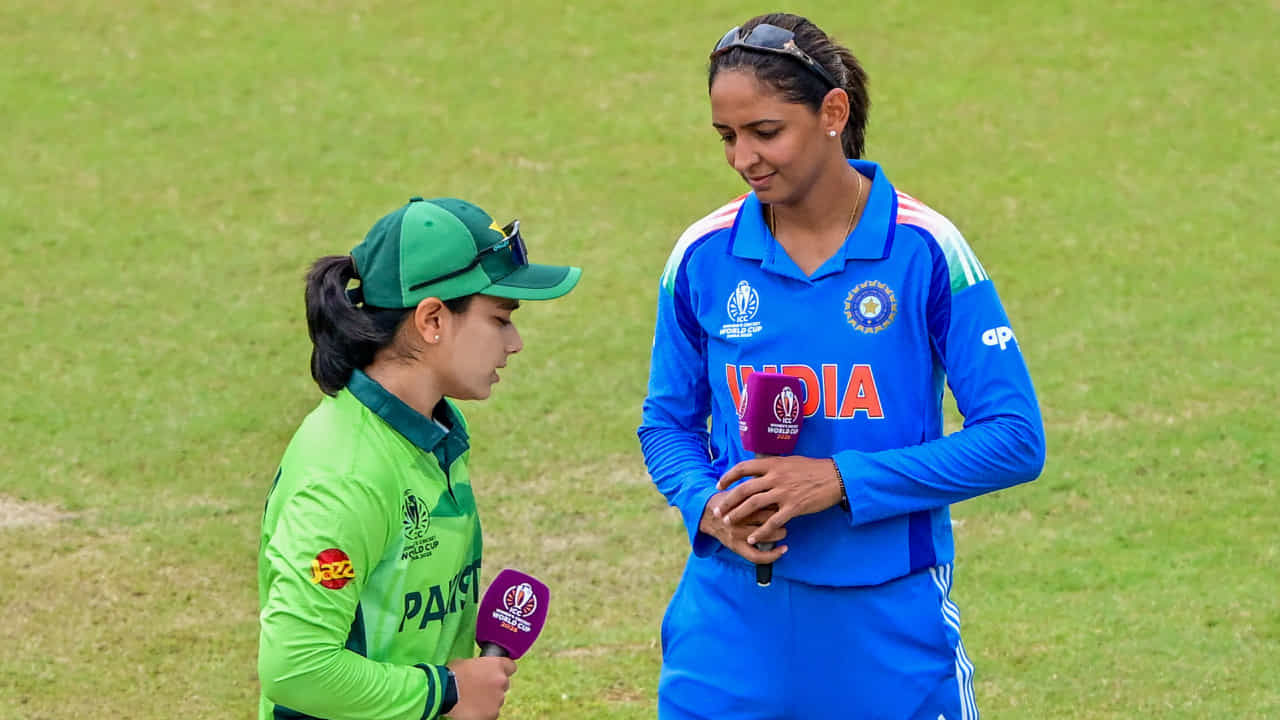 IND vs PAK: ವಿಶ್ವಕಪ್ ಅಂಗಳದಲ್ಲೂ ಕೈಕುಲುಕದ ಉಭಯ ನಾಯಕಿಯರು IND vs PAK: ವಿಶ್ವಕಪ್ ಅಂಗಳದಲ್ಲೂ ಕೈಕುಲುಕದ ಉಭಯ ನಾಯಕಿಯರು
