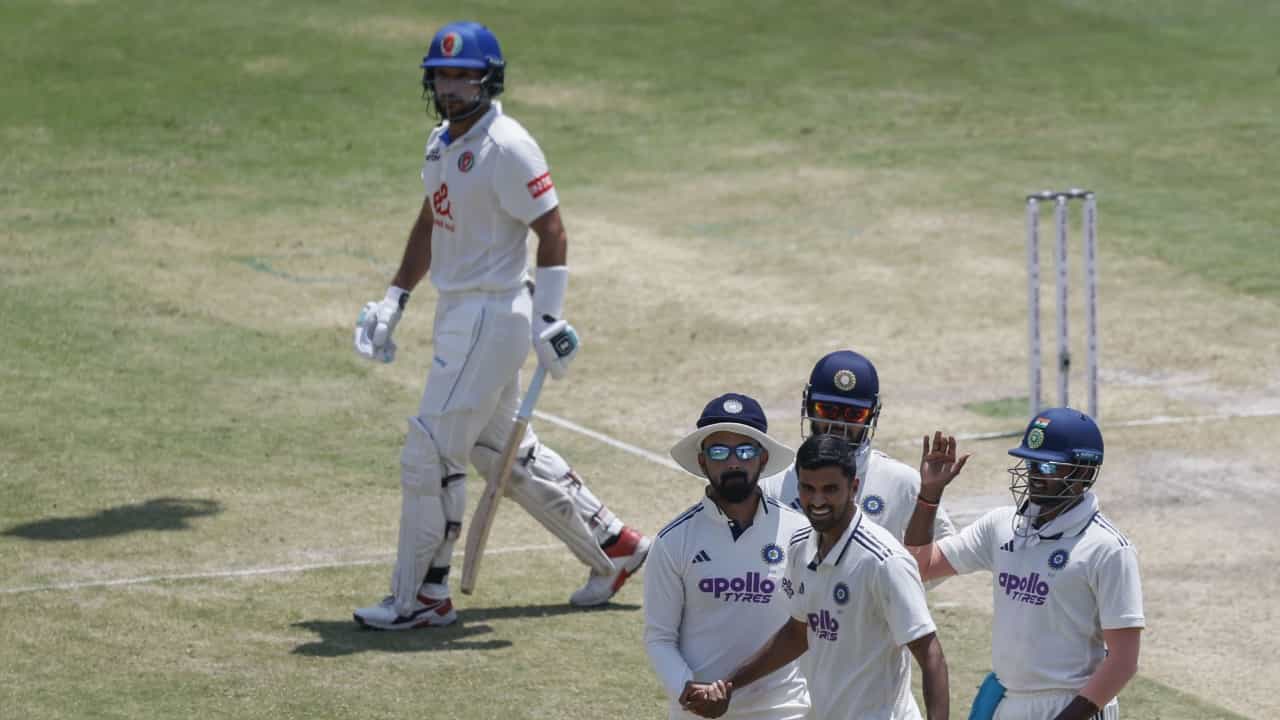 ನ್ಯೂ ಚಂಡೀಗಢದಲ್ಲಿ ನಡೆದ ಏಕೈಕ ಟೆಸ್ಟ್ ಪಂದ್ಯದಲ್ಲಿ ಆತಿಥೇಯ ಟೀಂ ಇಂಡಿಯಾ, ಅಫ್ಘಾನಿಸ್ತಾನವನ್ನು ಇನ್ನಿಂಗ್ಸ್ ಮತ್ತು 300 ರನ್ಗಳಿಂದ ಸೋಲಿಸಿತು. ಭಾರತ ತನ್ನ ಮೊದಲ ಇನ್ನಿಂಗ್ಸ್ ಅನ್ನು 564 ರನ್ಗಳಿಗೆ ಡಿಕ್ಲೇರ್ ಮಾಡಿಕೊಂಡಿತು. ಇತ್ತ ಪಂದ್ಯದ ಮೂರನೇ ದಿನದಂದು ಅಫ್ಘಾನಿಸ್ತಾನವನ್ನು ಮೊದಲ ಇನ್ನಿಂಗ್ಸ್ನಲ್ಲಿ 152 ರನ್ಗಳಿಗೆ ಆಲೌಟ್ ಮಾಡಿತು. ಹೀಗಾಗಿ 412 ರನ್ಗಳ ಮುನ್ನಡೆ ಪಡೆದ ಭಾರತ, ಅಫ್ಘಾನಿಸ್ತಾನದ ಮೇಲೆ ಫಾಲೋ ಆನ್ ಹೇರಿತು. ಎರಡನೇ ಇನ್ನಿಂಗ್ಸ್ನಲ್ಲಿ ಅಫ್ಘಾನಿಸ್ತಾನ ಕೇವಲ 112 ರನ್ಗಳಿಗೆ ಆಲೌಟ್ ಆಯಿತು.