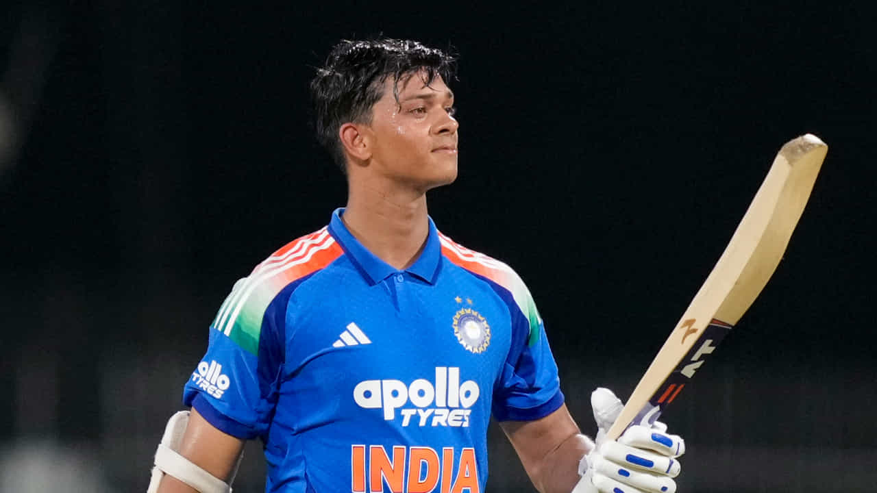 ಇಂಗ್ಲೆಂಡ್ ವಿರುದ್ಧದ ಮೂರು ಪಂದ್ಯಗಳ ಏಕದಿನ ಸರಣಿಗೆ ಭಾರತ ತಂಡವನ್ನು ಪ್ರಕಟಿಸಲಾಗಿದೆ. ವಿರಾಟ್ ಕೊಹ್ಲಿ ಮತ್ತು ಜಸ್ಪ್ರೀತ್ ಬುಮ್ರಾ ತಂಡಕ್ಕೆ ಮರಳಿದ್ದಾರೆ. ಹಾರ್ದಿಕ್ ಪಾಂಡ್ಯ ಫಿಟ್ನೆಸ್ ಪರೀಕ್ಷೆಯಲ್ಲಿ ಪಾಸಾಗದ ಕಾರಣ ಈ ಪ್ರವಾಸಕ್ಕೆ ಅವರು ಆಯ್ಕೆಯಾಗುವುದಿಲ್ಲ ಎಂಬುದು ಈ ಮೊದಲೇ ಗೊತ್ತಿತ್ತು. ಆದರೆ ಅಫ್ಘಾನಿಸ್ತಾನ ವಿರುದ್ಧದ ಕೊನೆಯ ಏಕದಿನ ಪಂದ್ಯದಲ್ಲಿ ಶತಕ ಬಾರಿಸಿದ್ದ ಯಶಸ್ವಿ ಜೈಸ್ವಾಲ್ ಅವರನ್ನು ತಂಡಕ್ಕೆ ಆಯ್ಕೆ ಮಾಡದಿರುವುದು ಅಚ್ಚರಿಗೆ ಕಾರಣವಾಗಿದೆ (PC-PTI).