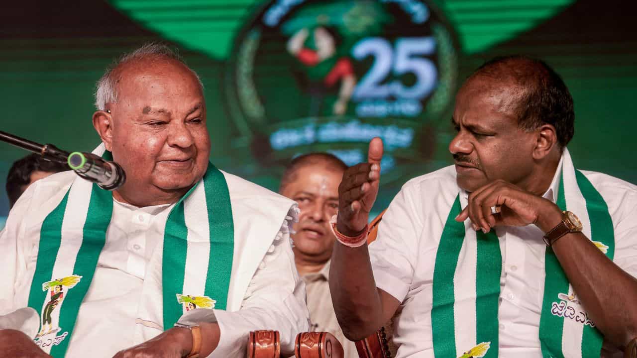 ಸಂಪೂರ್ಣ ತಲೆಕೆಳಗಾದ ಲೆಕ್ಕಾಚಾರ: ದಳಪತಿಗಳಿಗೆ ಭರ್ಜರಿ ಶಾಕ್ ಕೊಟ್ಟ ಪರಿಷತ್ ಚುನಾವಣೆ ಫಲಿತಾಂಶ ಸಂಪೂರ್ಣ ತಲೆಕೆಳಗಾದ ಲೆಕ್ಕಾಚಾರ: ದಳಪತಿಗಳಿಗೆ ಭರ್ಜರಿ ಶಾಕ್ ಕೊಟ್ಟ ಪರಿಷತ್ ಚುನಾವಣೆ ಫಲಿತಾಂಶ