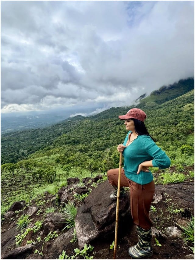 ಬೆಟ್ಟದ ತಪ್ಪಲಿನಲ್ಲಿ ಕಳೆದು ಹೋದ ನಟಿ ಕಾವ್ಯಾ ಶೈವ