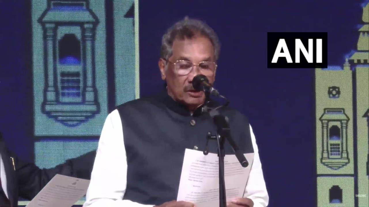 ಇನ್ನು 76 ವರ್ಷದ ಕೆ.ಜೆ.ಜಾರ್ಜ್ ದೇವರ ಹೆಸರಿನಲ್ಲಿ ಸಚಿವ ಸ್ಥಾನಕ್ಕೆ ಪ್ರಮಾಣವಚನ ಸ್ವೀಕರಿಸಿದರು. ಬೆಂಗಳೂರಿನ ಸರ್ವಜ್ಞನಗರ ಕ್ಷೇತ್ರದ ಶಾಸಕರಾಗಿರುವ ಕೆ.ಜೆ.ಜಾರ್ಜ್ ಲೋಕಭವನದ ಗಾಜಿನಮನೆಯಲ್ಲಿ ಪ್ರತಿಜ್ಞಾವಿಧಿ ಸ್ವೀಕರಿಸಿದರು.
