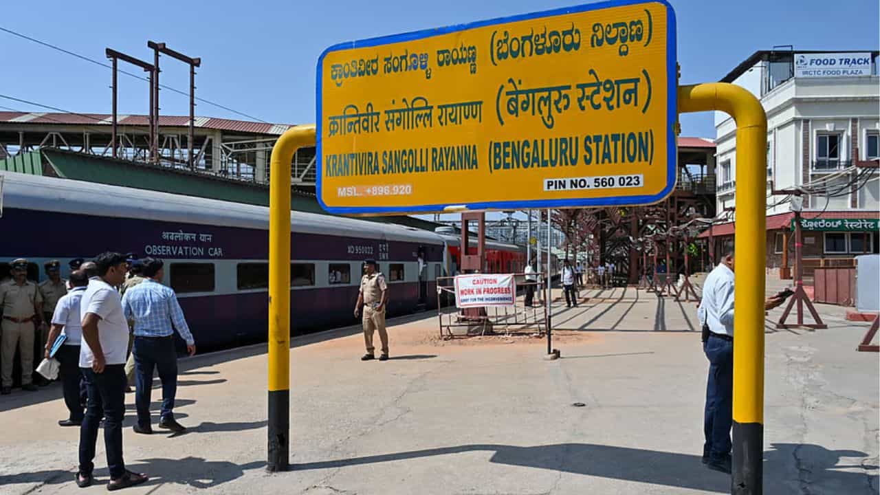 ಸಿಗ್ನಲಿಂಗ್ ಸುಧಾರಣೆ, ಪ್ಲಾಟ್ಫಾರ್ಮ್ ವಿಸ್ತರಣೆ ಕಾಮಗಾರಿ ಹಿನ್ನೆಲೆ KSR ಬೆಂಗಳೂರು ನಿಲ್ದಾಣದಿಂದ ರೈಲುಗಳ ಸಂಚಾರದಲ್ಲಿ ವ್ಯತ್ಯಯ ಸಿಗ್ನಲಿಂಗ್ ಸುಧಾರಣೆ, ಪ್ಲಾಟ್ಫಾರ್ಮ್ ವಿಸ್ತರಣೆ ಕಾಮಗಾರಿ ಹಿನ್ನೆಲೆ KSR ಬೆಂಗಳೂರು ನಿಲ್ದಾಣದಿಂದ ರೈಲುಗಳ ಸಂಚಾರದಲ್ಲಿ ವ್ಯತ್ಯಯ