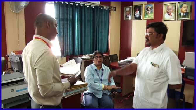 ಆರ್‌ಟಿಒ ಕಚೇರಿಯಲ್ಲಿ ತಾಯಿಯ ಬದಲು ಮಗಳ ದರ್ಬಾರ್