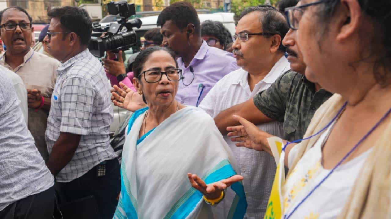 ಟಿಎಂಸಿ ಅಧ್ಯಕ್ಷ ಸ್ಥಾನದಿಂದ ಮಮತಾ ಬ್ಯಾನರ್ಜಿ ವಜಾ, ಅಭಿಷೇಕ್ ಬ್ಯಾನರ್ಜಿ ಅಮಾನತು, ಅರೂಪ್ ರಾಯ್ ಹೊಸ ಮುಖ್ಯಸ್ಥ ಟಿಎಂಸಿ ಅಧ್ಯಕ್ಷ ಸ್ಥಾನದಿಂದ ಮಮತಾ ಬ್ಯಾನರ್ಜಿ ವಜಾ, ಅಭಿಷೇಕ್ ಬ್ಯಾನರ್ಜಿ ಅಮಾನತು, ಅರೂಪ್ ರಾಯ್ ಹೊಸ ಮುಖ್ಯಸ್ಥ