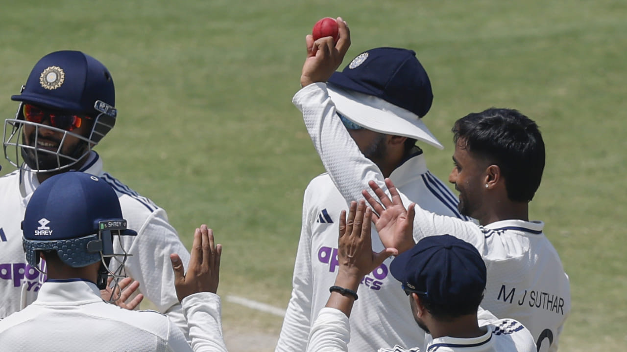 ಈ ಪಂದ್ಯದಲ್ಲಿ ಒಟ್ಟು 72 ರನ್ ನೀಡಿ 7 ವಿಕೆಟ್ಗಳನ್ನು ಪಡೆದಿದ್ದ ಮಾನವ್ ಅವರ ಅದ್ಭುತ ಪ್ರದರ್ಶನದಿಂದಾಗಿ ಟೀಂ ಇಂಡಿಯಾ, ಅಫ್ಘಾನಿಸ್ತಾನದ ವಿರುದ್ಧ ಇನ್ನಿಂಗ್ಸ್ ಮತ್ತು 300 ರನ್ಗಳ ಜಯ ದಾಖಲಿಸಿತು. ಈ ಪ್ರದರ್ಶನಕ್ಕಾಗಿ ಮಾನವ್ಗೆ ಪಂದ್ಯ ಶ್ರೇಷ್ಠ ಪ್ರಶಸ್ತಿಯೂ ಲಭಿಸಿತ್ತು. ಇದೀಗ ಮಾನವ್ಗೆ ಕೌಂಟಿ ಕ್ರಿಕೆಟ್ ತಂಡದಿಂದ ಆಹ್ವಾನವೂ ಬಂದಿದೆ (PC-BCCI).