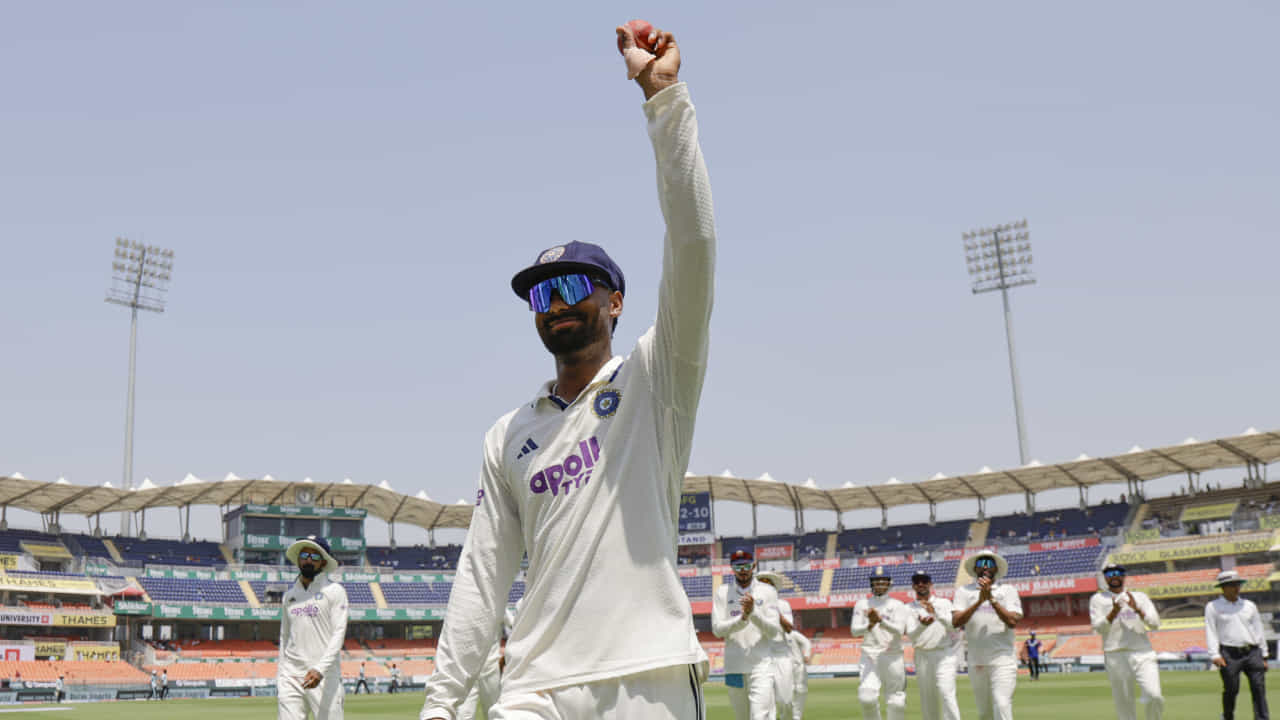 ಅಫ್ಘಾನಿಸ್ತಾನ ವಿರುದ್ಧದ ತಮ್ಮ ಮೊದಲ ಟೆಸ್ಟ್ ಪಂದ್ಯದಲ್ಲಿಯೇ ತಮ್ಮ ಮಾಂತ್ರಿಕ ಬೌಲಿಂಗ್ ಮೂಲಕ ಸಂಚಲನ ಮೂಡಿಸಿದ ಭಾರತದ ಯುವ ಸ್ಪಿನ್ನರ್ ಮಾನವ್ ಸುತಾರ್ ಈಗ ಇಂಗ್ಲಿಷ್ ಪಿಚ್ಗಳಲ್ಲಿ ತಮ್ಮ ಮ್ಯಾಜಿಕ್ ಪ್ರದರ್ಶಿಸಲು ಸಿದ್ಧರಾಗಿದ್ದಾರೆ. ಈ 23 ವರ್ಷದ ಎಡಗೈ ಸ್ಪಿನ್ನರ್ ಇಂಗ್ಲೆಂಡ್ನ ಪ್ರಸಿದ್ಧ ಕೌಂಟಿ ಕ್ಲಬ್ 'ವಾರ್ವಿಕ್ಷೈರ್' ಪರ ಕೌಂಟಿ ಚಾಂಪಿಯನ್ಶಿಪ್ನ ಎರಡು ಪಂದ್ಯಗಳಲ್ಲಿ ಕಣಕ್ಕಿಳಿಯಲಿದ್ದಾರೆ (PC-BCCI).