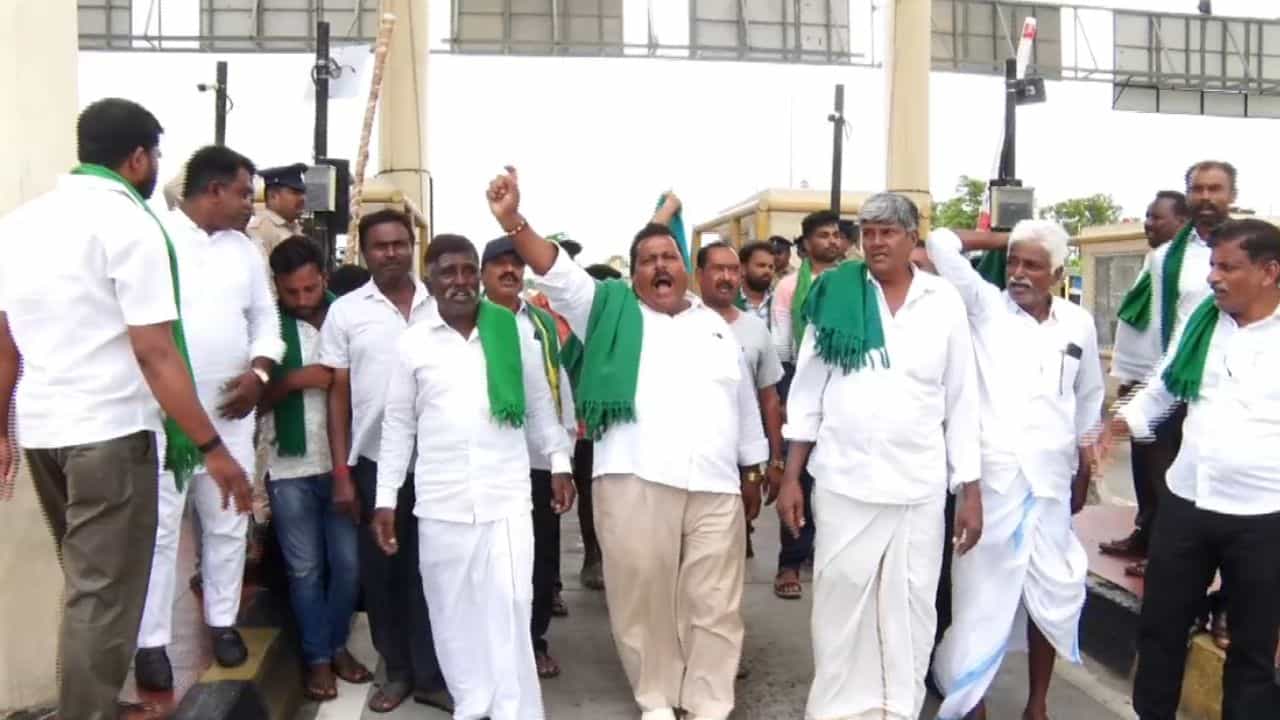 ಕೃಷಿ ಉತ್ಪನ್ನಗಳ ವಾಹನಗಳಿಗೆ ಟೋಲ್ ಹಾಕುತ್ತಿರುವ ಆರೋಪ: ಗಣಂಗೂರು ಟೋಲ್​​ ಪ್ಲಾಜಾ ಬಳಿ ಹೈಡ್ರಾಮ