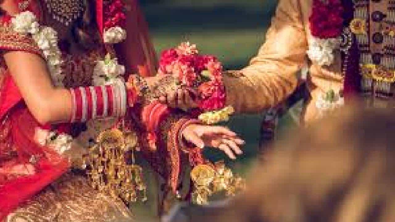 ಮದುವೆಗೂ ಸ್ವಲ್ಪ ಮುನ್ನ ಗೆಳೆಯನೊಂದಿಗೆ ಅಕ್ಕ ಪರಾರಿ, ತಂಗಿಗಾದರೂ ಕೊಟ್ಟು ಮದುವೆ ಮಾಡೋಣವೆಂದ್ರೆ ಆಕೆಯ ಪ್ರಿಯಕರನೂ ಪ್ರತ್ಯಕ್ಷ ಮದುವೆಗೂ ಸ್ವಲ್ಪ ಮುನ್ನ ಗೆಳೆಯನೊಂದಿಗೆ ಅಕ್ಕ ಪರಾರಿ, ತಂಗಿಗಾದರೂ ಕೊಟ್ಟು ಮದುವೆ ಮಾಡೋಣವೆಂದ್ರೆ ಆಕೆಯ ಪ್ರಿಯಕರನೂ ಪ್ರತ್ಯಕ್ಷ