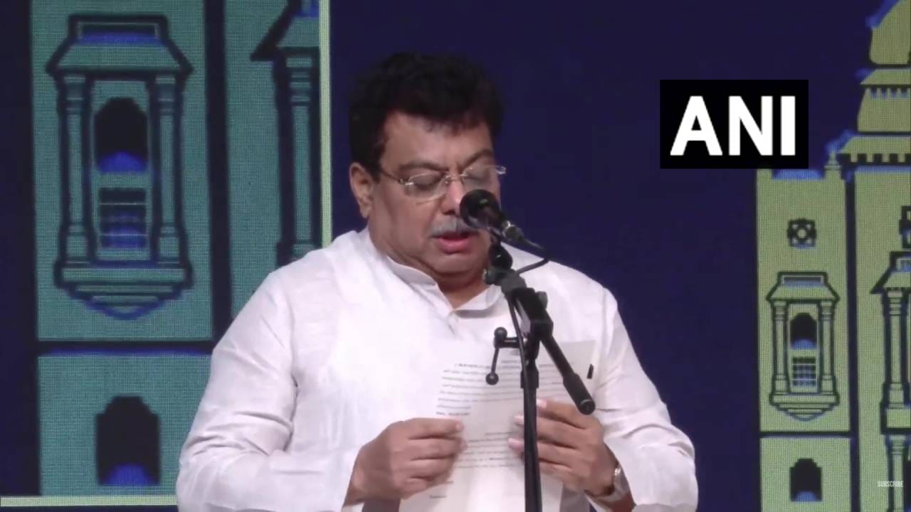 ವಿಜಯಪುರ ಜಿಲ್ಲೆಯ ಬಬಲೇಶ್ವರ ಕ್ಷೇತ್ರದ ಶಾಸಕರಾಗಿರುವ ಎಂ.ಬಿ.ಪಾಟೀಲ್​, ವಿಶ್ವಗುರು ಬಸವಣ್ಣ, ಬಸವಾದಿ ಶರಣರು, ಸಿದ್ದೇಶ್ವರಶ್ರೀ ಹೆಸರಿನಲ್ಲಿ ಸಂಪುಟ ದರ್ಜೆ ಸಚಿವರಾಗಿ ಪ್ರಮಾಣವಚನ ಸ್ವೀಕರಿಸಿದರು. 
