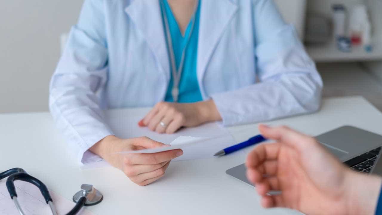 ಎಂಬಿಬಿಎಸ್ ವೈದ್ಯರ ಕಳ್ಳಾಟಕ್ಕೆ ಆರೋಗ್ಯ ಇಲಾಖೆ ಬ್ರೇಕ್: ಕಡ್ಡಾಯ ಸೇವೆ ತಪ್ಪಿಸಿದ 450 ವೈದ್ಯರಿಗೆ 15 ಲಕ್ಷ ರೂ. ದಂಡ!