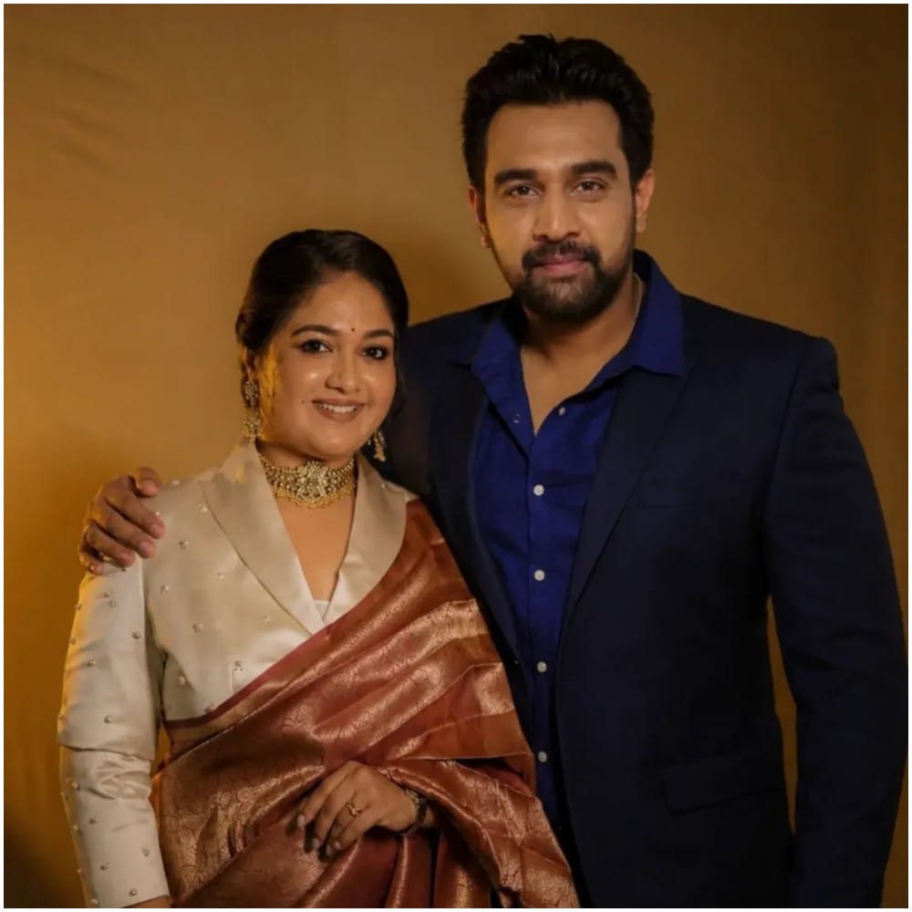 ಈ ಅಪರೂಪದ ಚಿತ್ರದಲ್ಲಿ ಚಿರು ಮತ್ತು ಮೇಘನಾ ಪರಸ್ಪರ ಪ್ರೀತಿಯಿಂದ ಕಣ್ಣಿಟ್ಟು ನೋಡುತ್ತಿರುವುದನ್ನು ಕಾಣಬಹುದು. ಇಬ್ಬರ ಮುಖದಲ್ಲಿನ ನಗು ಪ್ರತಿಯೊಬ್ಬರ ಹೃದಯ ಸ್ಪರ್ಶಿಸುವಂತಿದೆ. (AI Image)