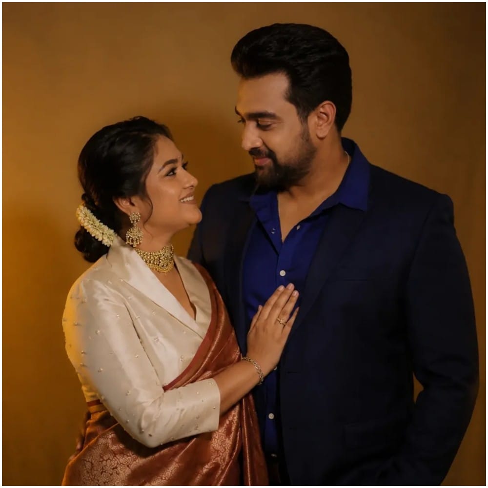 ಚಿರು ಅಗಲಿಕೆಯ ನಂತರ ಮೇಘನಾ ಒಂಟಿಯಾಗಿದ್ದರು. ಆದರೆ ಇತ್ತೀಚಿನ ಆರ್ಟಿಫಿಶಿಯಲ್ ಇಂಟೆಲಿಜೆನ್ಸ್ ತಂತ್ರಜ್ಞಾನವು ಈ ಜೋಡಿಯನ್ನು ಸುಂದರ ಫೋಟೋ ಫ್ರೇಮ್ ಒಂದರಲ್ಲಿ ಮತ್ತೆ ಒಂದುಗೂಡಿಸುವಂತೆ ಅದ್ಭುತವಾಗಿ ಮರುಸೃಷ್ಟಿ ಮಾಡಿದೆ. (AI Image)