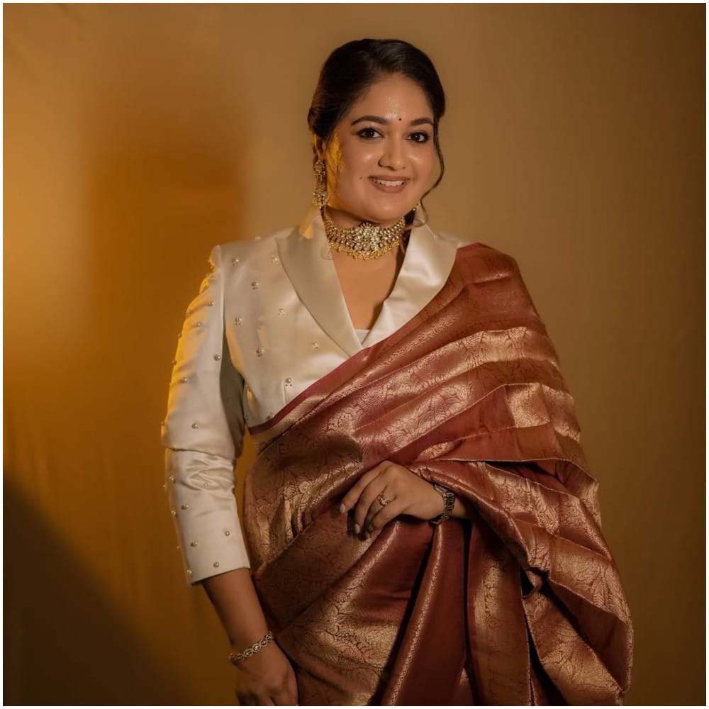 ತಂತ್ರಜ್ಞಾನದ ಮೂಲಕವಾದರೂ ಚಿರಂಜೀವಿ ಸರ್ಜಾ ಅವರನ್ನು ಮೇಘನಾ ರಾಜ್ ಅವರ ಜೊತೆ ಮತ್ತೆ ನೋಡುವಂತಾಯಿತಲ್ಲ ಎಂದು ಫ್ಯಾನ್ಸ್ ಕಮೆಂಟ್ ಮಾಡುತ್ತಿದ್ದಾರೆ. ಮೇಘನಾ ರಾಜ್ ಅವರು ‘ಕ್ವಾಟ್ಲೆ ಕಿಚನ್ ಸೀಸನ್ 2’ಗೆ ಜಡ್ಜ್ ಆಗಿದ್ದಾರೆ. 