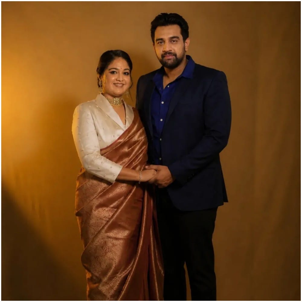 ಕನ್ನಡ ಚಿತ್ರರಂಗದ ಖ್ಯಾತ ನಟಿ ಮೇಘನಾ ರಾಜ್ ಅವರ ಜೀವನದಲ್ಲಿ ಎಐ ತಂತ್ರಜ್ಞಾನವು ಹೊಸದೊಂದು ಭಾವನಾತ್ಮಕ ಮ್ಯಾಜಿಕ್ ಸೃಷ್ಟಿಸಿದೆ. ಅಗಲಿದ ಪತಿ ಚಿರಂಜೀವಿ ಸರ್ಜಾ ಅವರನ್ನು ಡಿಜಿಟಲ್ ರೂಪದಲ್ಲಿ ಮತ್ತೆ ತಂದುಕೊಟ್ಟಿದೆ. (AI Image)