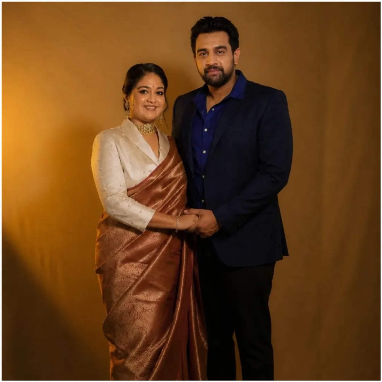 ಕನ್ನಡ ಚಿತ್ರರಂಗದ ಖ್ಯಾತ ನಟಿ ಮೇಘನಾ ರಾಜ್ ಅವರ ಜೀವನದಲ್ಲಿ ಎಐ ತಂತ್ರಜ್ಞಾನವು ಹೊಸದೊಂದು ಭಾವನಾತ್ಮಕ ಮ್ಯಾಜಿಕ್ ಸೃಷ್ಟಿಸಿದೆ. ಅಗಲಿದ ಪತಿ ಚಿರಂಜೀವಿ ಸರ್ಜಾ ಅವರನ್ನು ಡಿಜಿಟಲ್ ರೂಪದಲ್ಲಿ ಮತ್ತೆ ತಂದುಕೊಟ್ಟಿದೆ. (AI Image)