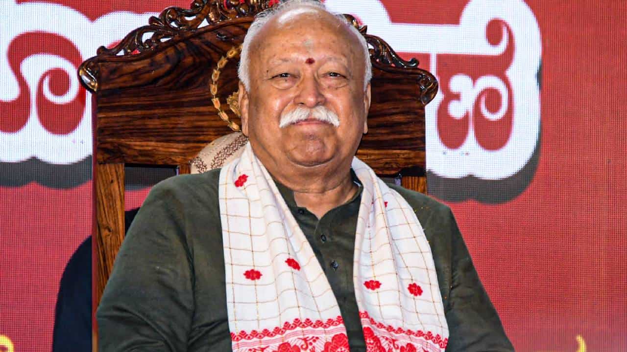 ಆರ್ಎಸ್ಎಸ್ ಸರಸಂಘ ಚಾಲಕ ಮೋಹನ್ ಭಾಗವತ್ ಇದ್ದ ರೈಲಿನ ಮೇಲೆ ಕಲ್ಲು ತೂರಾಟ ಆರ್ಎಸ್ಎಸ್ ಸರಸಂಘ ಚಾಲಕ ಮೋಹನ್ ಭಾಗವತ್ ಇದ್ದ ರೈಲಿನ ಮೇಲೆ ಕಲ್ಲು ತೂರಾಟ