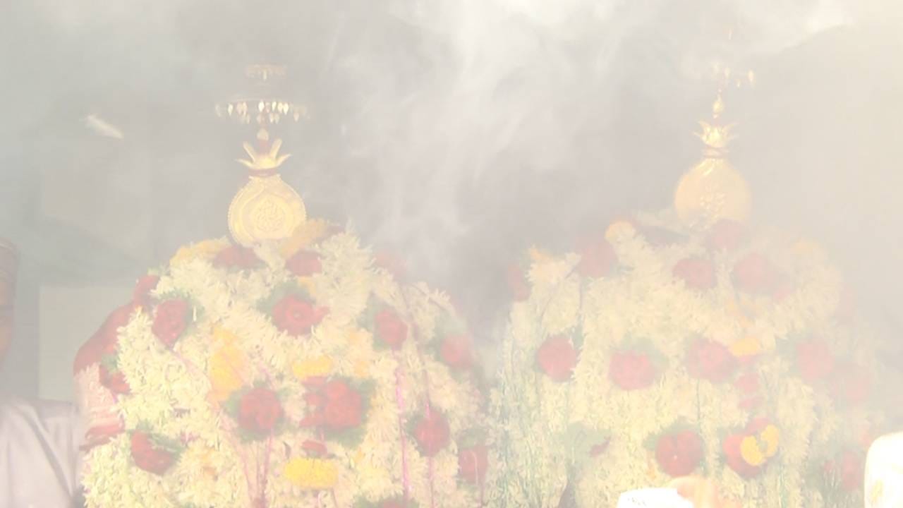ನಾಡಿನಲ್ಲಿ ಹಲವು ಹಬ್ಬಗಳು ಬರುತ್ತವೆ. ಆದರೆ ಮೊಹರಂ ಎರಡು ಧರ್ಮಗಳ ಬಾಂಧವ್ಯ ಬೆಸೆಯುವ ಅಪರೂಪದ ಹಬ್ಬ. ಬಾಗಲಕೋಟೆಯಲ್ಲಿ ಹಿಂದೂ-ಮುಸ್ಲಿಂ ಬಾಂಧವರು ಅಣ್ಣ-ತಮ್ಮಂದಿರಂತೆ ಒಟ್ಟಾಗಿ ಸೇರಿ ಈ ಮೊಹರಂ ಹಬ್ಬವನ್ನು ಅತ್ಯಂತ ಸಂಭ್ರಮದಿಂದ ಆಚರಿಸಿದ್ದಾರೆ.
