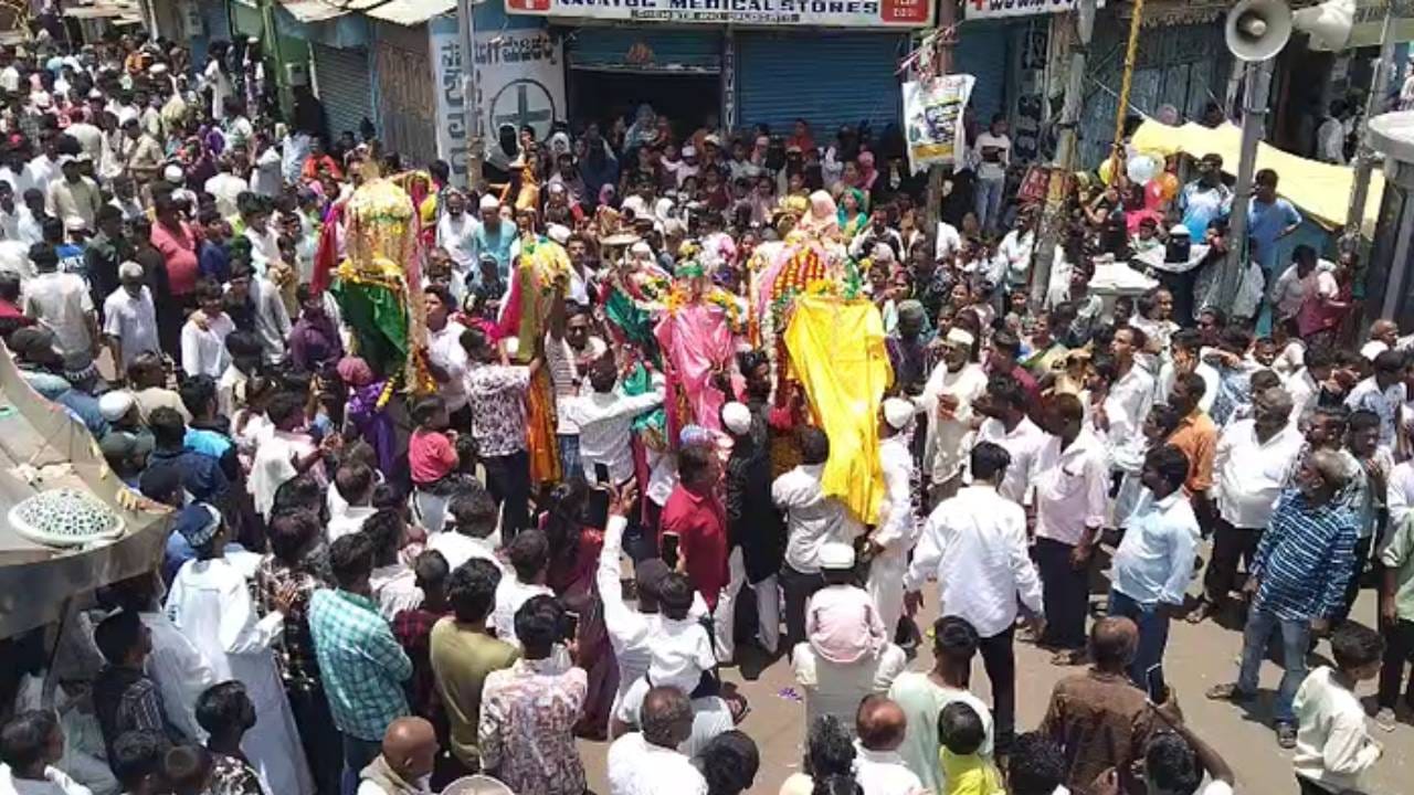 ಹೀಗೆ ಬಾಗಲಕೋಟೆಯಲ್ಲಿ ಜರುಗಿದ ಮೊಹರಂ ಹಬ್ಬವು ಧರ್ಮ ಮತ್ತು ಜಾತಿಯ ಗಡಿಗಳನ್ನು ಮೀರಿದ ಭಾವೈಕ್ಯತೆಗೆ ಸಾಕ್ಷಿಯಾಯಿತು. ಹಿಂದೂ ಹಾಗೂ ಮುಸ್ಲಿಂ ಬಾಂಧವರು ಸಕ್ಕರೆಯಂತೆ ಪರಸ್ಪರ ಬೆರೆತು ಆಚರಿಸಿದ ಈ ಸೌಹಾರ್ದತೆಯ ಹಬ್ಬ ಇಡೀ ನಾಡಿಗೆ ಮಾದರಿಯಾಗಿದೆ.