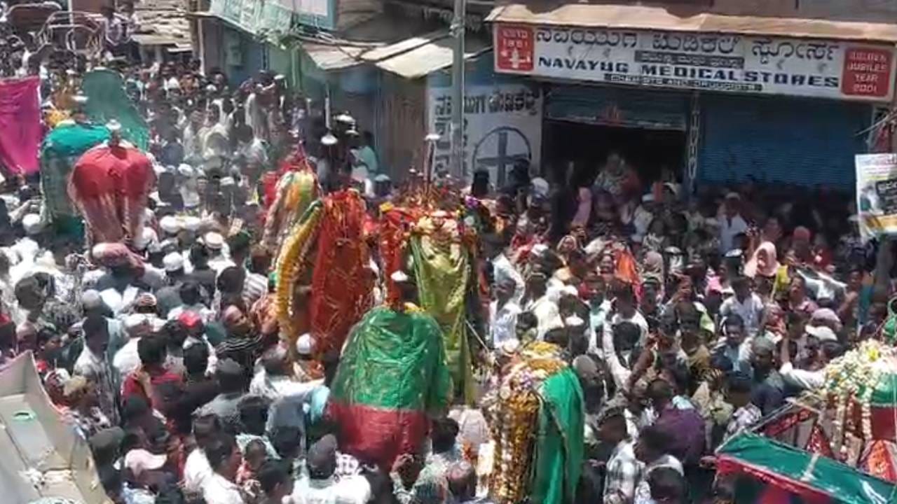 ನಗರದ ವಲ್ಲಭಬಾಯಿ ವೃತ್ತದಲ್ಲಿ ಸಹಸ್ರಾರು ಜನರ ಸಮ್ಮುಖದಲ್ಲಿ ಹಬ್ಬ ಜರುಗಿತು. ಅಲಾವಿ ಪಂಜಾ ದೇವರುಗಳ ಭವ್ಯ ಮೆರವಣಿಗೆಯಲ್ಲಿ 25-30 ಅಡಿ ಎತ್ತರದ ಬಣ್ಣಬಣ್ಣದ ತಾಝಿಯಾಗಳನ್ನು ಯುವಕರು ತೂಗಿಸುತ್ತಾ ಸಾಗಿದರು. ತಮಟೆ ಹಾಗೂ ಡೊಳ್ಳು ವಾದ್ಯಗಳ ನಾದ ಮೆರವಣಿಗೆಗೆ ಕಳೆಕಟ್ಟಿತು.
