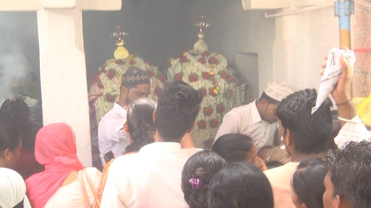 ಬಾಗಲಕೋಟೆ ತಾಲೂಕಿನ ಕರಡಿ ಗ್ರಾಮದಲ್ಲಿ ಅಲಾವಿ ದೇವರನ್ನು ಊರ ತುಂಬಾ ಮೆರವಣಿಗೆ ಮಾಡಲಾಯಿತು. ಮೊಹರಂ ಹಬ್ಬ ಹಿನ್ನೆಲೆ ವಿಶೇಷ ಹಾಡುಗಳಿಗೆ ಯುವಕರು ಒಟ್ಟಾಗಿ ಹೆಜ್ಜೆ ಹಾಕಿದರು. ಇಲ್ಲಿ ಯಾವುದೇ ಭೇದವಿಲ್ಲದೆ, ಎಲ್ಲರೂ ಅಣ್ಣ-ತಮ್ಮಂದಿರಂತೆ ಹಬ್ಬ ಆಚರಿಸುತ್ತೇವೆ ಎಂದು ಹಿಂದೂ ಬಾಂಧವರು ಹೆಮ್ಮೆಯಿಂದ ಹೇಳಿದರು.
