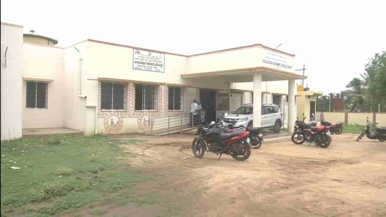 ಗದಗದ ನರೇಗಲ್ ಪಟ್ಟಣದಲ್ಲಿ ಇದ್ದೂ ಇಲ್ಲದಂತಾದ ಸರ್ಕಾರಿ ಆಸ್ಪತ್ರೆ: ರೋಗಿಗಳಿಗೆ ತಪ್ಪದ ಪರದಾಟ