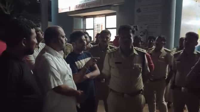 ಭಟ್ಕಳದಲ್ಲಿ ಮತ್ತೆ ಕೊಮು ಸಂಘರ್ಷ: ಪೊಲೀಸ್ ಠಾಣೆ ಮುಂದೆ ಪ್ರತಿಭಟನೆ