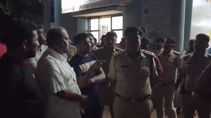 ತಣ್ಣಗಾಗಿದ್ದ ಭಟ್ಕಳದಲ್ಲಿ ಮತ್ತೆ ಕೊಮು ಸಂಘರ್ಷ: ಪೊಲೀಸ್ ಠಾಣೆ ಮುಂದೆ ಪ್ರತಿಭಟನೆ ತಣ್ಣಗಾಗಿದ್ದ ಭಟ್ಕಳದಲ್ಲಿ ಮತ್ತೆ ಕೊಮು ಸಂಘರ್ಷ: ಪೊಲೀಸ್ ಠಾಣೆ ಮುಂದೆ ಪ್ರತಿಭಟನೆ