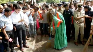 ಸ್ವಚ್ಛತಾ ಅಭಿಯಾನ: ರಸ್ತೆಯಲ್ಲಿ ಕಸಗುಡಿಸಿದ ಕೇಂದ್ರ ಸಚಿವೆ ನಿರ್ಮಲಾ ಸೀತಾರಾಮನ್