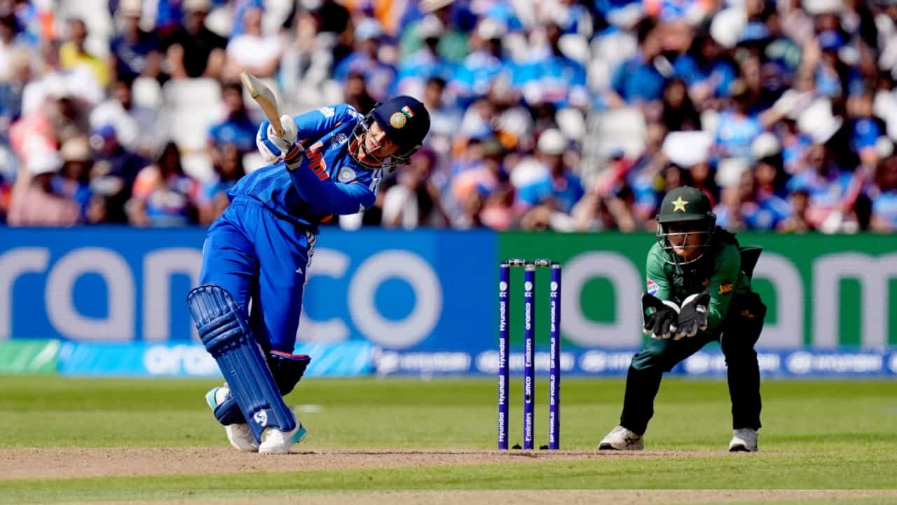 2026 ರ ಮಹಿಳಾ ಟಿ 20 ವಿಶ್ವಕಪ್ನಲ್ಲಿ ಪಾಕಿಸ್ತಾನ ಮಹಿಳಾ ತಂಡಕ್ಕೆ ನಿರೀಕ್ಷಿತ ಆರಂಭ ಸಿಕ್ಕಿಲ್ಲ. ಪಂದ್ಯಾವಳಿಯಲ್ಲಿ ತನ್ನ ಮೊದಲ ಪಂದ್ಯದಲ್ಲಿ ಭಾರತ ಮಹಿಳಾ ತಂಡವನ್ನು ಎದುರಿಸಿದ್ದ ಪಾಕಿಸ್ತಾನ ಮಹಿಳಾತ ತಂಡ 64 ರನ್ಗಳ ಹೀನಾಯ ಸೋಲನ್ನು ಅನುಭವಿಸಿತ್ತು. ಈ ಸೋಲಿನ ಆಘಾತದಿಂದ ಹೊರಬರುವ ಮುನ್ನವೇ ಪಾಕಿಸ್ತಾನ ತಂಡಕ್ಕೆ ಮತ್ತೊಂದು ಆಘಾತ ಎದುರಾಗಿದೆ (PC-PTI).