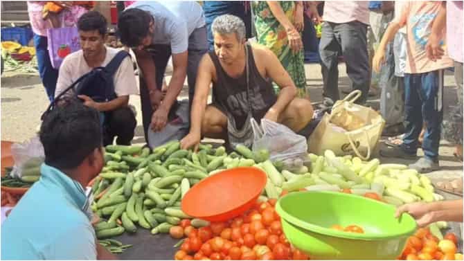 ರಸ್ತೆಯ ಬದಿಯಲ್ಲಿ ತರಕಾರಿ ಖರೀದಿಸಿದ 'ಪಂಚಾಯತ್' ಸರಣಿ ಶಾಸಕ, ಫೋಟೋ ವೈರಲ್