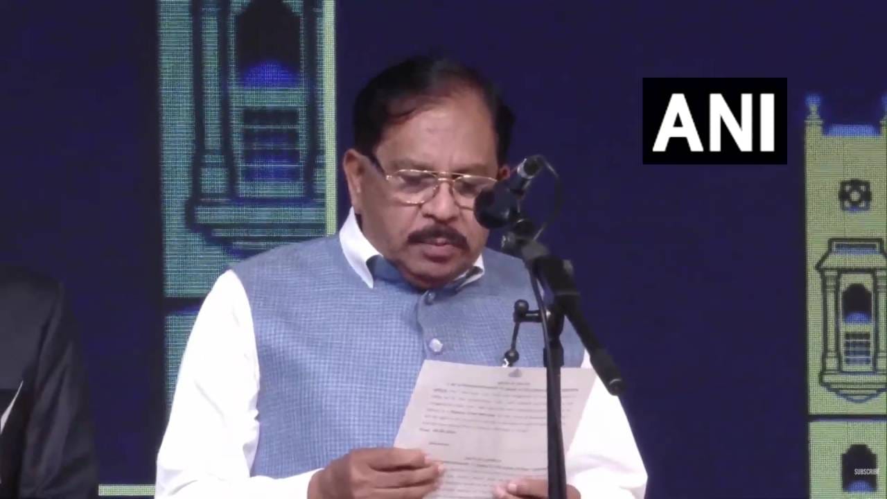 ಡಾ. ಪರಮೇಶ್ವರ್ ಅವರು ಉಪ ಮುಖ್ಯಮಂತ್ರಿಯಾಗಿ ಪ್ರಮಾಣವಚನ ಸ್ವೀಕರಿಸಿದರು. ಲೋಕಭವನದ ಗಾಜಿನ ಮನೆಯಲ್ಲಿ ನಡೆದ ಸಮಾರಂಭದಲ್ಲಿ ರಾಜ್ಯಪಾಲ ಥಾವರ್ ಚಂದ್ ಗೆಹ್ಲೋಟ್​ ಪ್ರತಿಜ್ಞಾವಿಧಿ ಬೋಧಿಸಿದರು. ಈ ವೇಳೆ ಡಾ. ಪರಮೇಶ್ವರ್​​ ಡಾ. ಅಂಬೇಡ್ಕರ್ ಹೆಸರಿನಲ್ಲಿ ಪ್ರಮಾಣವಚನ ಸ್ವೀಕರಿಸಿದರು. ಸಮ್ಮಿಶ್ರ ಸರ್ಕಾರದಲ್ಲಿ ಮೊದಲ ಬಾರಿಗೆ ಡಾ. ಪರಮೇಶ್ವರ್ ಅವರು ಉಪ ಮುಖ್ಯಮಂತ್ರಿಯಾಗಿದ್ದರು. 
