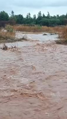 ಮಳೆ ಅವಾಂತರ: ಜೀವದ ಹಂಗು ತೊರೆದು ಸಾಗುತ್ತಿರುವ ಜನ