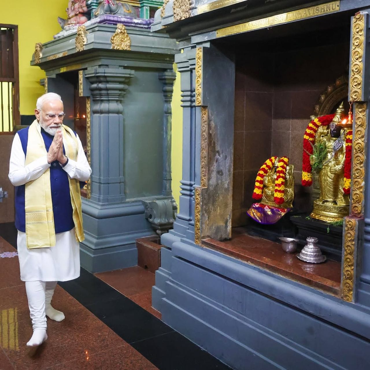 ಭಾರತ ಮತ್ತು ಸೆಶೆಲ್ಸ್ ದೇಶಗಳ ನಡುವಿನ ಶತಮಾನಗಳ ಹಳೆಯ ಸಾಂಸ್ಕೃತಿಕ, ಆಧ್ಯಾತ್ಮಿಕ ಮತ್ತು ರಾಜತಾಂತ್ರಿಕ ಬಾಂಧವ್ಯಕ್ಕೆ ಹೊಸ ಮೈಲಿಗಲ್ಲು ಸಿಕ್ಕಿದೆ. ಸೆಶೆಲ್ಸ್‌ಗೆ ಪ್ರಧಾನಮಂತ್ರಿ ನರೇಂದ್ರ ಮೋದಿ ಭೇಟಿ ನೀಡಿದ್ದು, ಅವರು ಸೋಮವಾರದಂದು ಅಲ್ಲಿನ ರಾಜಧಾನಿ ವಿಕ್ಟೋರಿಯಾದಲ್ಲಿರುವ ಪೀಸ್ ಪಾರ್ಕ್‌ನಲ್ಲಿ ಮಹಾತ್ಮಾ ಗಾಂಧೀಜಿಯವರಿಗೆ ಶ್ರದ್ಧಾಂಜಲಿ ಗೌರವ  ಸಲ್ಲಿಸಿದರು. ತದನಂತರ ಅಲ್ಲಿನ ಪ್ರಸಿದ್ಧ ಮತ್ತು ಐತಿಹಾಸಿಕ ‘ಅರುಲ್ಮಿಗು ನವಶಕ್ತಿ ವಿನಾಯಗರ್’ ಹಿಂದೂ ದೇವಸ್ಥಾನಕ್ಕೆ ಭೇಟಿ ನೀಡಿ ವಿಶೇಷ ಪ್ರಾರ್ಥನೆ ಸಲ್ಲಿಸಿದರು.
