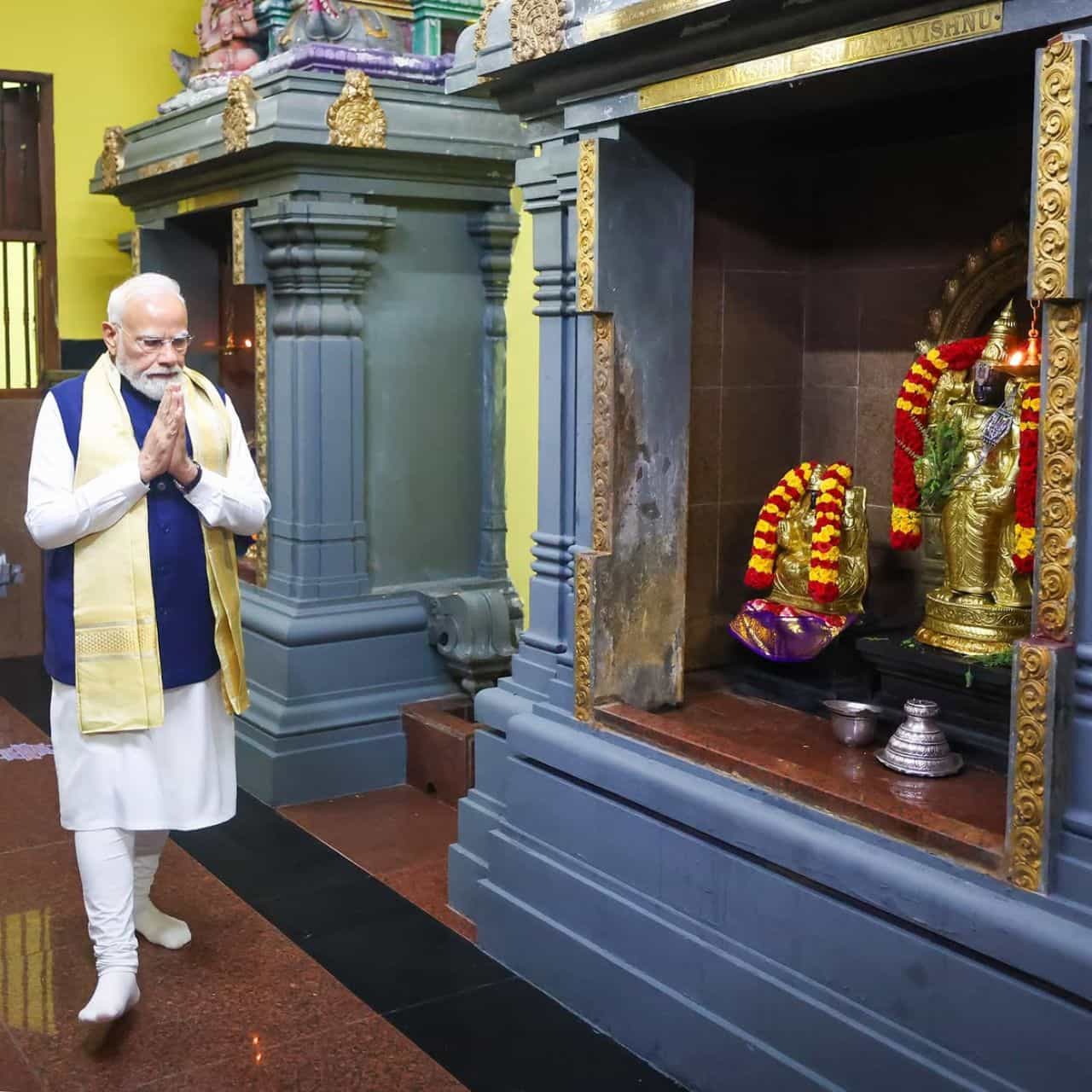 ಸೆಶೆಲ್ಸ್ಗೆ ಪ್ರಧಾನಮಂತ್ರಿ ನರೇಂದ್ರ ಮೋದಿ ಭೇಟಿ ನೀಡಿದ್ದು, ಸೋಮವಾರದಂದು ಅಲ್ಲಿನ ರಾಜಧಾನಿ ವಿಕ್ಟೋರಿಯಾದಲ್ಲಿರುವ ಪ್ರಸಿದ್ಧ ಮತ್ತು ಐತಿಹಾಸಿಕ ‘ಅರುಲ್ಮಿಗು ನವಶಕ್ತಿ ವಿನಾಯಗರ್’ ಹಿಂದೂ ದೇವಸ್ಥಾನಕ್ಕೆ ಭೇಟಿ ನೀಡಿ ವಿಶೇಷ ಪ್ರಾರ್ಥನೆ ಸಲ್ಲಿಸಿದರು.