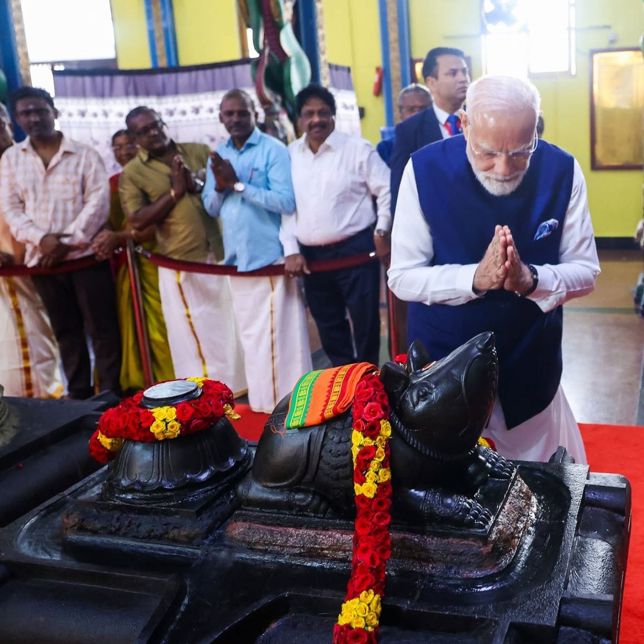ಸೆಶೆಲ್ಸ್‌ನ ಪ್ರಮುಖ ಹಿಂದೂ ಧಾರ್ಮಿಕ ಕೇಂದ್ರವಾಗಿರುವ ಅರುಲ್ಮಿಗು ನವಶಕ್ತಿ ವಿನಾಯಗರ್ ದೇವಸ್ಥಾನಕ್ಕೆ ಭೇಟಿ ನೀಡಿದ ಪ್ರಧಾನಿ, ಸಾಂಪ್ರದಾಯಿಕವಾಗಿ ಪೂಜೆ ನೆರವೇರಿಸಿದರು.
