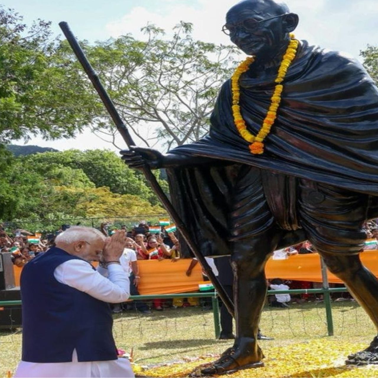 ಪೀಸ್ ಪಾರ್ಕ್‌ನಲ್ಲಿ ಮಹಾತ್ಮಾ ಗಾಂಧೀಜಿ ಪ್ರತಿಮೆಗೆ ಪುಷ್ಪನಮನ ಸಲ್ಲಿಸಿದ ಬಳಿಕ ಪ್ರಧಾನಿ ಮೋದಿ ಅವರು ಸಾಮಾಜಿಕ ಜಾಲತಾಣ ‘ಎಕ್ಸ್’ ನಲ್ಲಿ ಪೋಸ್ಟ್ ಹಂಚಿಕೊಂಡಿದ್ದಾರೆ. ವಿಕ್ಟೋರಿಯಾದ ಪೀಸ್ ಪಾರ್ಕ್‌ನಲ್ಲಿ ಮಹಾತ್ಮಾ ಗಾಂಧೀಜಿಯವರಿಗೆ ಗೌರವ ನಮನ ಸಲ್ಲಿಸಿದ್ದೇನೆ ಎಂದು ಹೇಳಿದ್ದಾರೆ 
