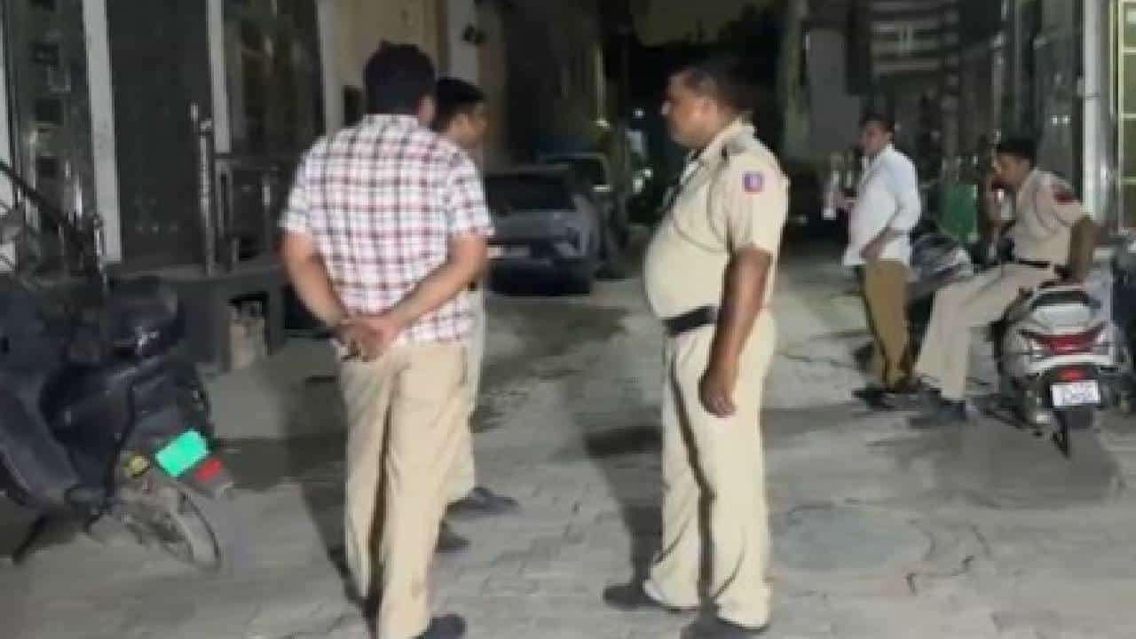 ದೆಹಲಿ: ಮಾದಕ ದ್ರವ್ಯ ವಿರೋಧಿ ಕಾರ್ಯಾಚರಣೆ ವೇಳೆ ನಾಲ್ಕನೇ ಮಹಡಿಯಿಂದ ಹಾರಿ ನೈಜೀರಿಯಾ ಮಹಿಳೆ ಸಾವು ದೆಹಲಿ: ಮಾದಕ ದ್ರವ್ಯ ವಿರೋಧಿ ಕಾರ್ಯಾಚರಣೆ ವೇಳೆ ನಾಲ್ಕನೇ ಮಹಡಿಯಿಂದ ಹಾರಿ ನೈಜೀರಿಯಾ ಮಹಿಳೆ ಸಾವು