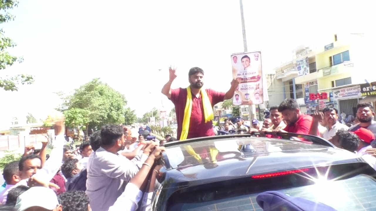 ಶಾಸಕ ಪ್ರದೀಪ್ ಈಶ್ವರ್ ಮೇಲೆ ಚಪ್ಪಲಿ ಎಸೆತ ಪ್ರಕರಣ: ಇಡೀ ರಾತ್ರಿ ಕಾರ್ಯಾಚರಣೆ ನಡೆಸಿ ನಾಲ್ವರ ಬಂಧನ; ಖರ್ಗೆ ಖಂಡನೆ