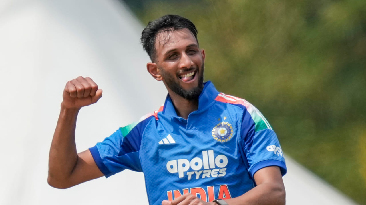 ಈ ಪಂದ್ಯದಲ್ಲಿ ವೇಗದ ಬೌಲಿಂಗ್ ವಿಭಾಗದ ಜವಾಬ್ದಾರಿ ಹೊತ್ತಿದ್ದ ಪ್ರಸಿದ್ಧ್ ಕೃಷ್ಣ ತಾವು ದಾಳಿಗಿಳಿದ ಮೊದಲ ಓವರ್ನಿಂದಲೇ ವಿಕೆಟ್ಗಳ ಭೇಟೆ ಶುರು ಮಾಡಿ ಪವರ್ಪ್ಲೇನಲ್ಲಿ 5 ಓವರ್ಗಳನ್ನು ಬೌಲ್ ಮಾಡಿ ಪ್ರಮುಖ 4 ವಿಕೆಟ್ಗಳನ್ನು ಕಬಳಿಸಿದರು. ಈ ವೇಳೆ ಪ್ರಸಿದ್ಧ್ ನೀಡಿದ್ದು ಕೇವಲ 6 ರನ್. ಹೀಗಾಗಿ ಪ್ರಸಿದ್ಧ್ ದಾಳಿಗೆ ನಲುಗಿದ ಅಫ್ಘಾನಿಸ್ತಾನ ಪವರ್ಪ್ಲೇನಲ್ಲಿ ಕೇವಲ 36 ರನ್ ಕಲೆಹಾಕಿ ಪ್ರಮುಖ 4 ವಿಕೆಟ್ಗಳನ್ನು ಕಳೆದುಕೊಂಡಿತು (PC-PTI).